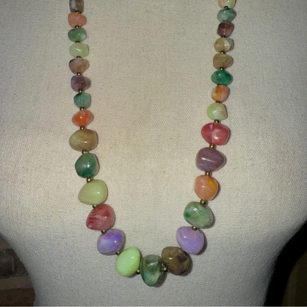 Vintage Graduated Lucite Marbled Stone Multicolor Beaded Necklace Gold Spacers - Picture 5 of 9